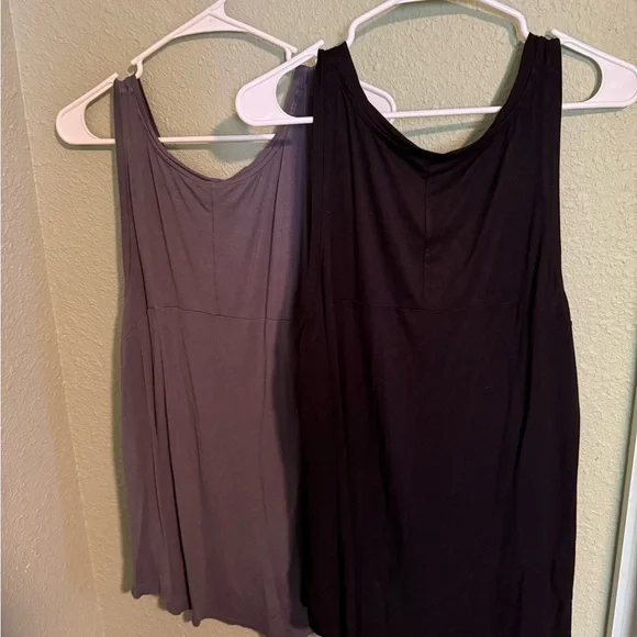 Set of 2 - Time and Tru Charcoal and Black Sleeveless Tops - Picture 4 of 4
